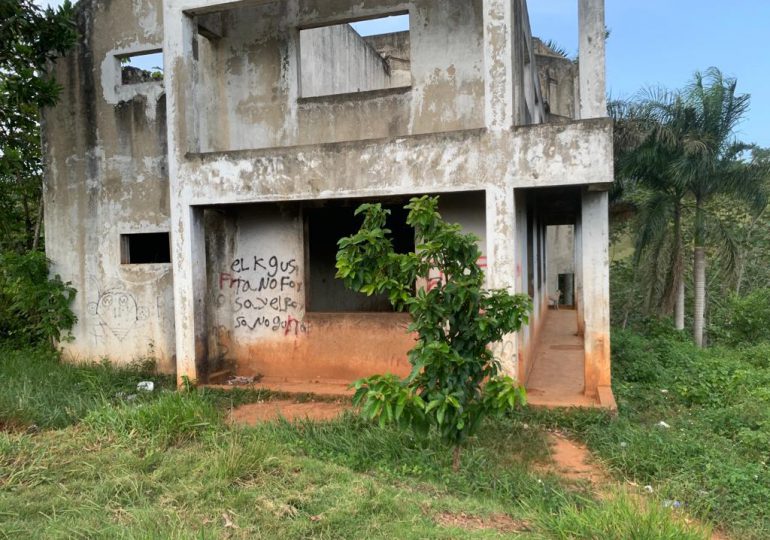 Policía desmantela punto de droga en casa abandonada en Bonao