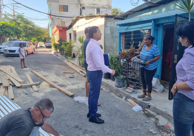 Diputado Elías Matos supervisa reparación de viviendas en sectores de su circunscripción