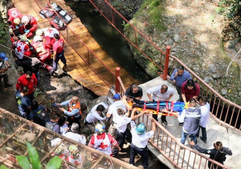 Vídeo| Puente colgante se desploma en México mientras era inaugurado, deja al menos 25 heridos