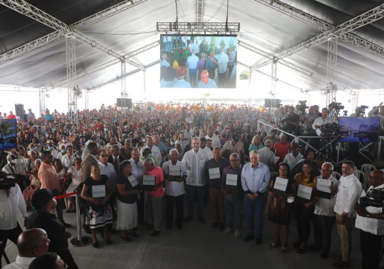 Presidente Abinader entrega 1,176 títulos de propiedad en Hato del Yaque, Santiago