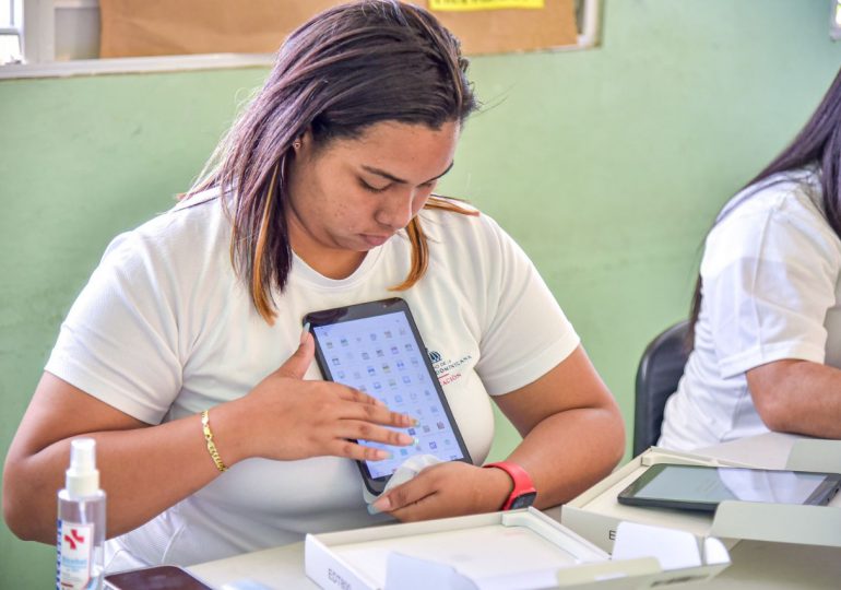 Ministerio de Educación otorga más de 77 mil dispositivos tecnológicos a la Regional 02
