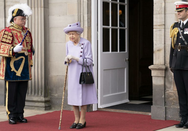 Isabel II aparece por segunda vez en Escocia
