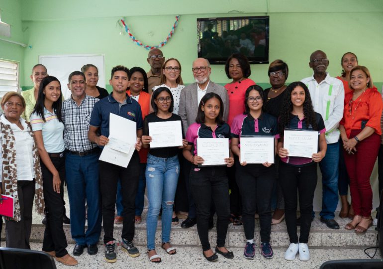 Dominicanos residentes en Chicago premian a cinco estudiantes meritorios en Manoguayabo