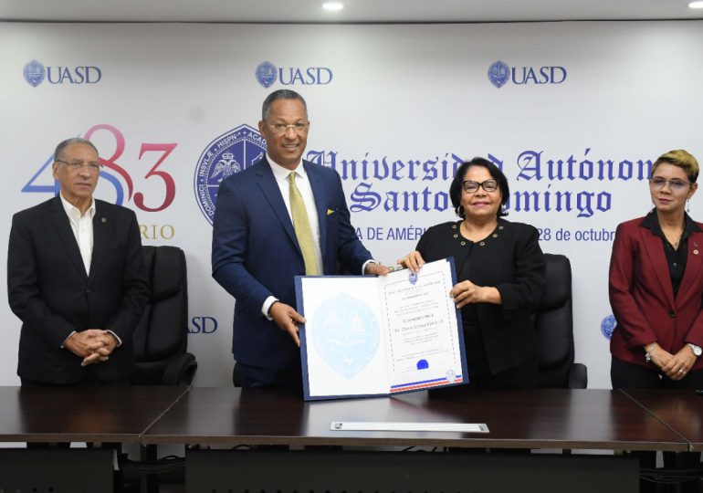 UASD otorga reconocimiento a senador Dionis Sánchez