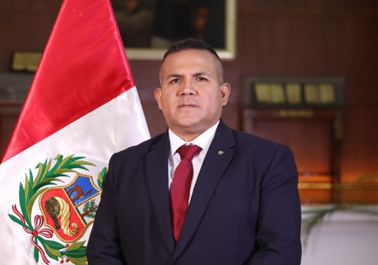 Renuncia ministro de Agricultura de Perú tras revelarse que pasó prisión