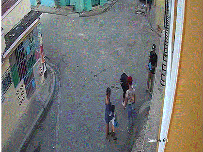 VIDEO|Desaprensivos asaltan a una mujer en Gualey frente a sus hijos menores