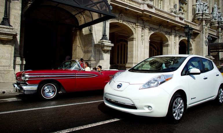 Carros eléctricos empiezan a desplazar a los viejos automóviles americanos en Cuba