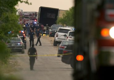 Hallan 50 migrantes muertos en un camión en Texas