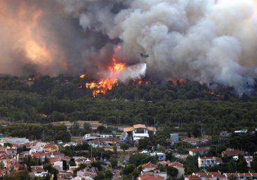 Un incendio obliga a evacuar un suburbio de Atenas