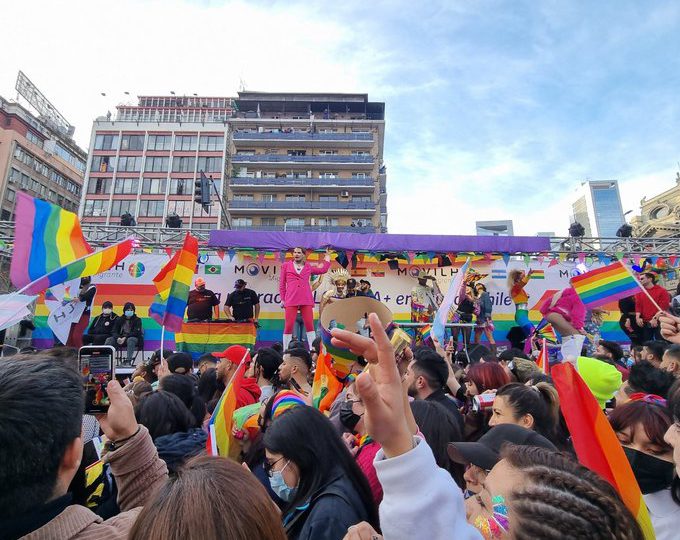 Miles protestan en Chile por la edad de consentimiento sexual para homosexuales