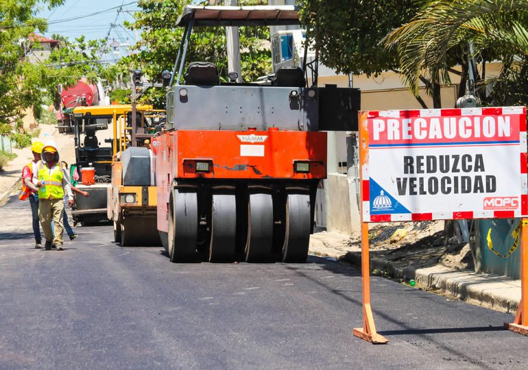 Tras 22 años de espera, el presidente Abinader inicia plan de asfaltado en Los Prados del Sur, Santiago