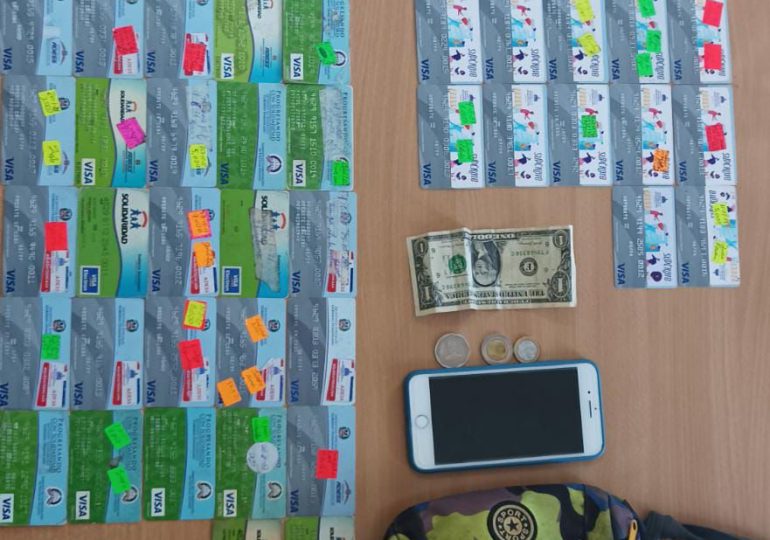 Policía arresta hombre al que le ocupan 49 tarjetas de ayudas del Gobierno