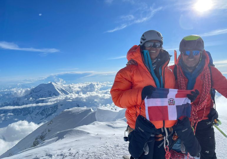 La tricolor ondea en la montaña más alta de América del Norte de mano de Thais Herrera
