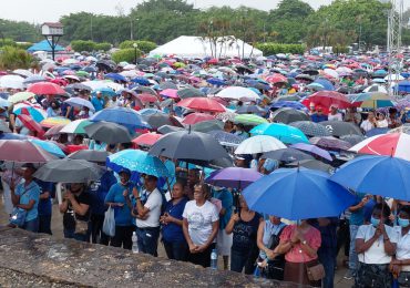 Creyentes desafían la lluvia y se concentran en Faro a Colón a celebrar Corpus Christi