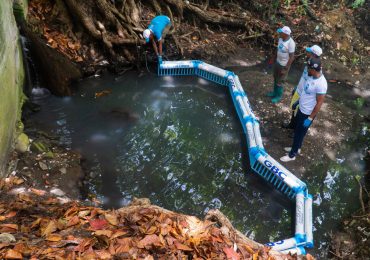 Instalan Biobarda en desembocadura de cañadas para evitar contaminación de playas de Puerto Plata