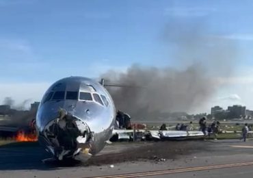 Aerolínea RED Air informa que las autoridades investigan las circunstancias en que avión se incendió al aterrizar en Miami