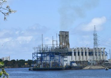 Abogados ambientalistas depositan instancia en PGR por contaminación barcazas eléctricas de río Ozama