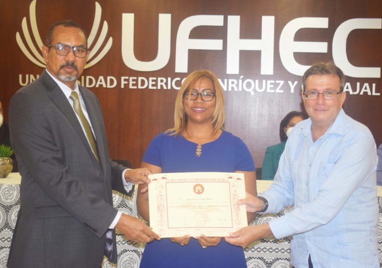 Docentes de la UFHEC culminan con éxito maestría en el uso de las tecnologías y la comunicación con la Universidad de Sevilla