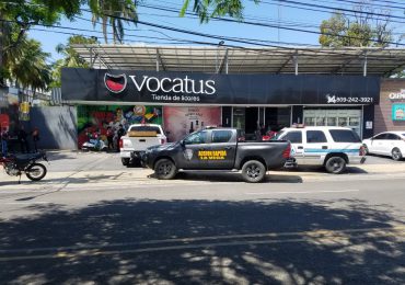 Vídeo| DGA clausura provisionalmente tienda de licores VOCATUS en La Vega