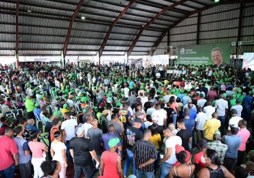 Dirigentes del PRM, exalcaldes de La Victoria y San Luis y transportistas se juramentan en la Fuerza del Pueblo