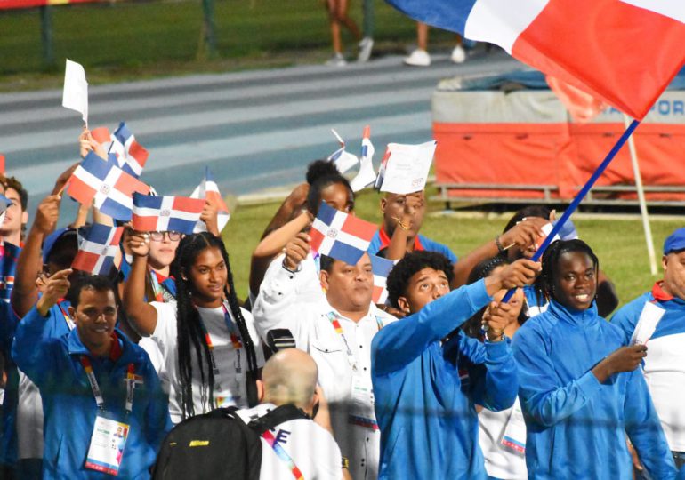 Lluvia no detiene fiesta de dominicanos en apertura de Juegos Caribeños