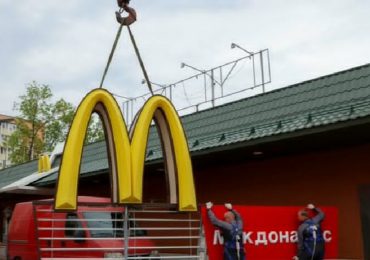 McDonald's ruso se llama ahora "Vkusno i tochka" (Delicioso. Punto)