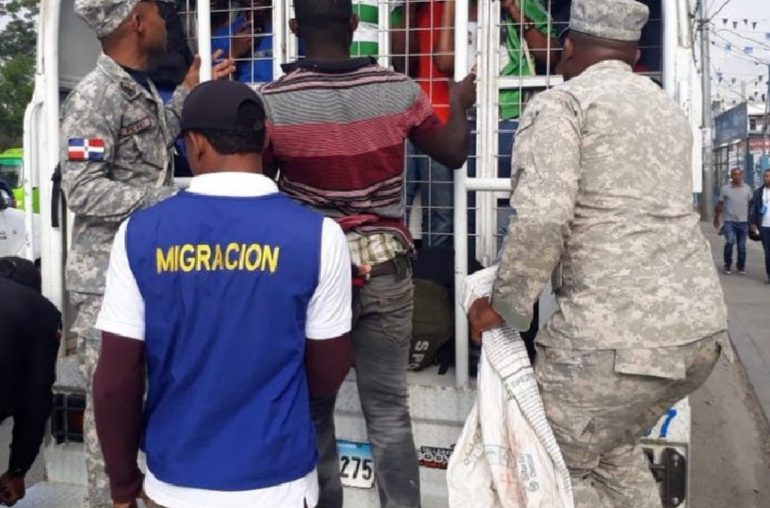 Migración detiene prófugo haitiano; lo entrega a la policía