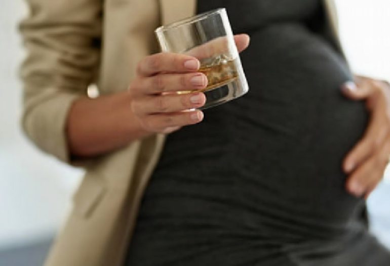 Estudio revela que el 77% de las mujeres embarazadas en el país consumen alcohol
