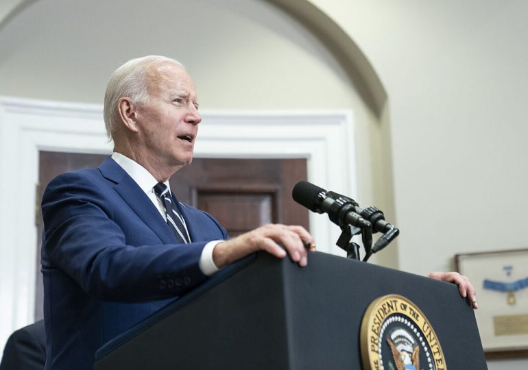 Biden propone suspender impuesto sobre la gasolina por tres meses en EEUU