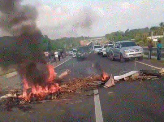 VIDEO|Comunitarios de Juan Tomás incendian neumáticos en Circunvalación por arreglo de calles