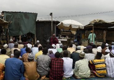 Una muchedumbre colérica quema vivo a un hombre en la capital de Nigeria