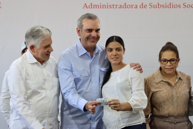 Abinader supervisa jornada de inclusión de nuevas familias Supérate en Santiago
