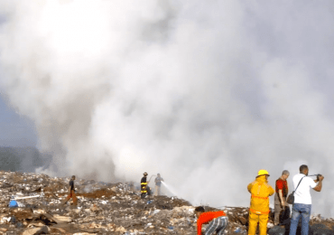Vídeo|Conato de incendio se produce en el vertedero de Moca