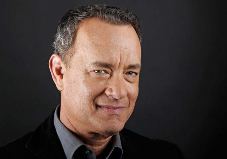 Tom Hanks se molesta con fans por empujar a su esposa