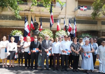 Comisión Permanente de Efemérides Patrias deposita ofrendas florales en honor a héroes nacionales
