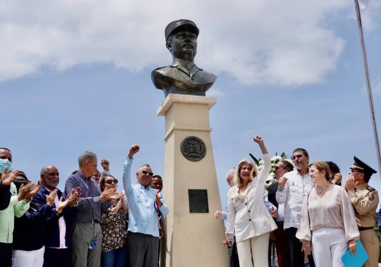 Alcalde Manuel Jiménez dedica busto, plaza y murales a Caamaño Deñó