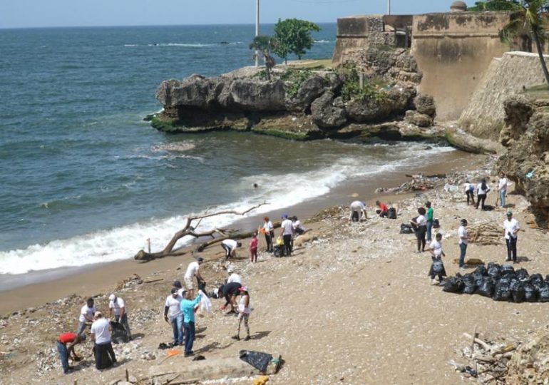 Fundación Raymond Rodríguez realiza gran jornada de limpieza de playas