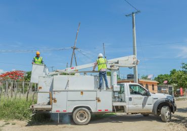 Edesur trabaja para iluminar cuatro comunidades en Las Matas de Farfán