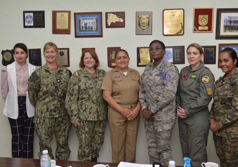 Oficiales militares de EEUU visitan directora Equidad de Género del MIDE