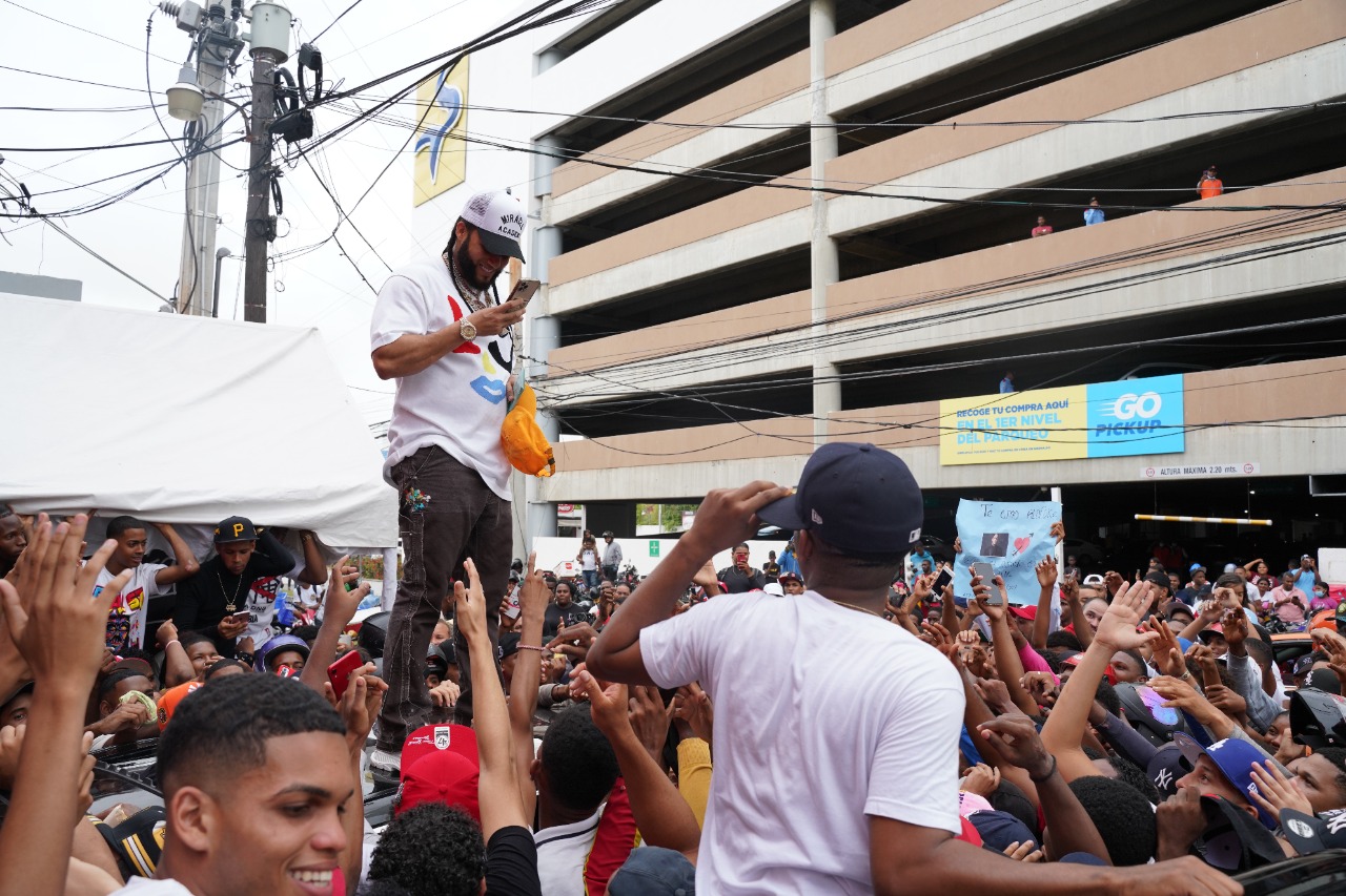 Fan de República Dominicana celebra sus 50 años en concierto de