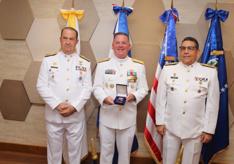 MIDE Condecora con Orden al Mérito Naval a Comandante Distrito 7 de la Guardia Costera EE.UU
