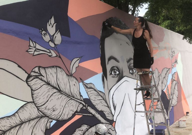 La artista "Miss Veneno" pinta mural en Santiago junto a Alianza Francesa y Alcaldía
