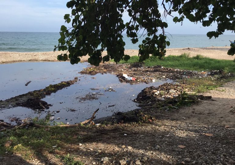 VIDEO|Denuncian contaminación en cercanías de Playa Najayo