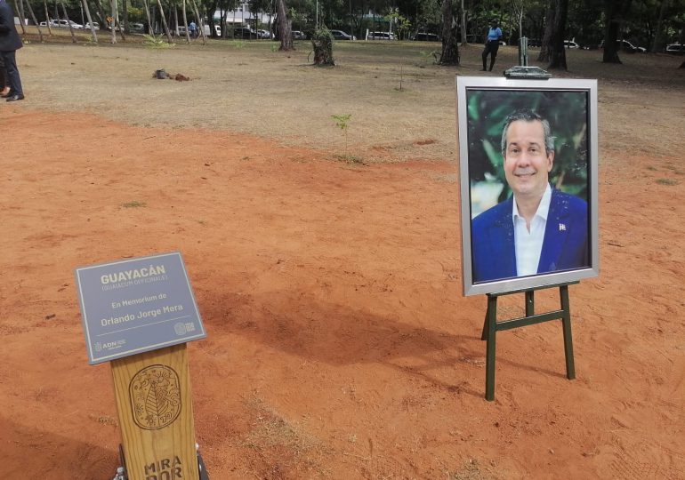 Alcaldía del DN realiza develamiento de tarja y siembra de árboles en honor a Orlando Jorge Mera