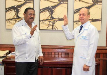 Juramentan nuevo director del Hospital Moscoso Puello