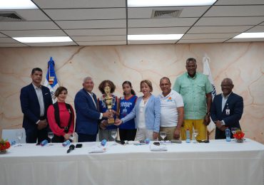 Director OMSA entrega "copa Radhamés González" para Clásico de Baloncesto  femenino U25