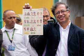 Petro aventaja a Hernández en balotaje en Colombia con 65% de los votos contabilizados