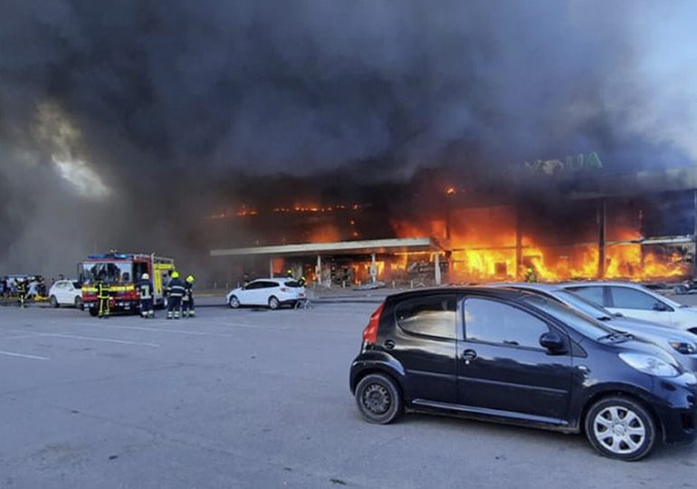 16 muertos y 59 heridos por ataque ruso contra centro comercial en Ucrania