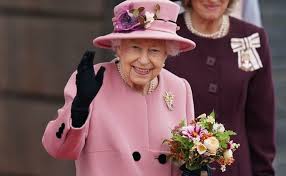 Isabel II aparece por sorpresa para cerrar las celebraciones del "jubileo de platino