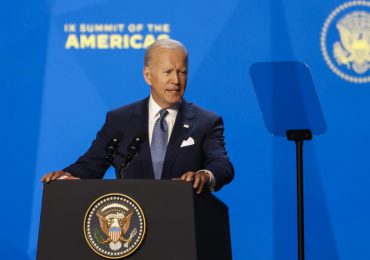 Biden llama a América Latina a resolver las discrepancias en democracia